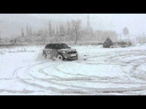 mini-cooper-countryman-s-all4-in-snow