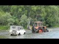 Трактор перетаскивает УАЗ через реку Урюп