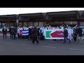 Coronavirus, i medici e infermieri cubani atterrano a Milano: bandiere e mascherine a Malpensa
