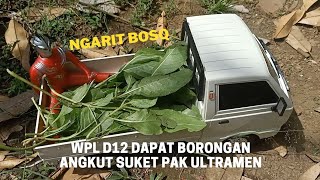 Pak Ultramen Ngarit di Angkut Pakai WPL D12 Mobil Mainan Pick Up RC Truk Lewat Hutan Belantara