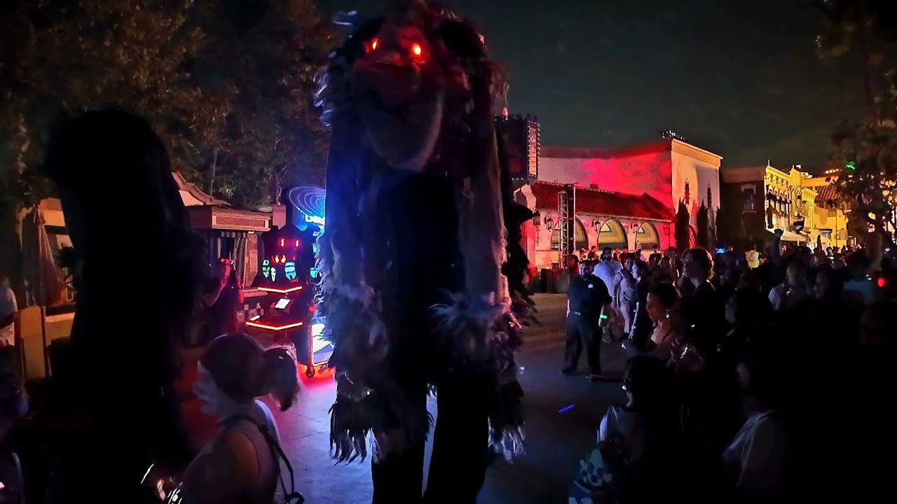 THE MURDER OF CROWS SCARE ZONE UNIVERSAL STUDIOS HALLOWEEN HORROR