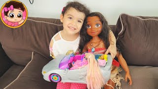 Sarayu encuentra juguetes, carro y Barbie Extra gracias a Moana