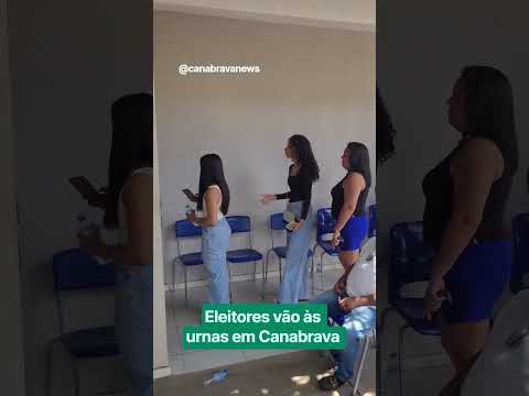 Santinhos espalhados em frente à escola
