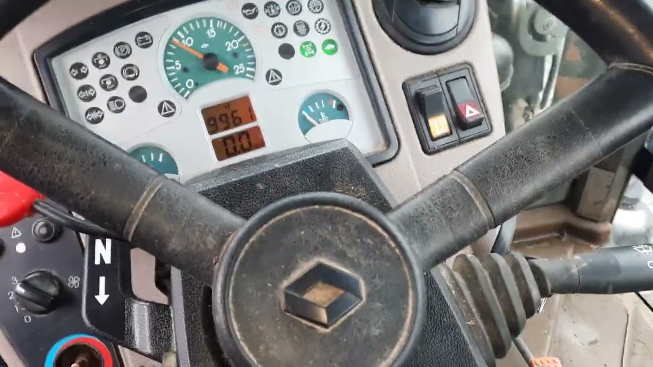 Ciągnik RENAULT CELTIS 446 RX, 4x4 + ładowacz TUR MAILLEUX MX100 na aukcji Flotilo.pl 1z2