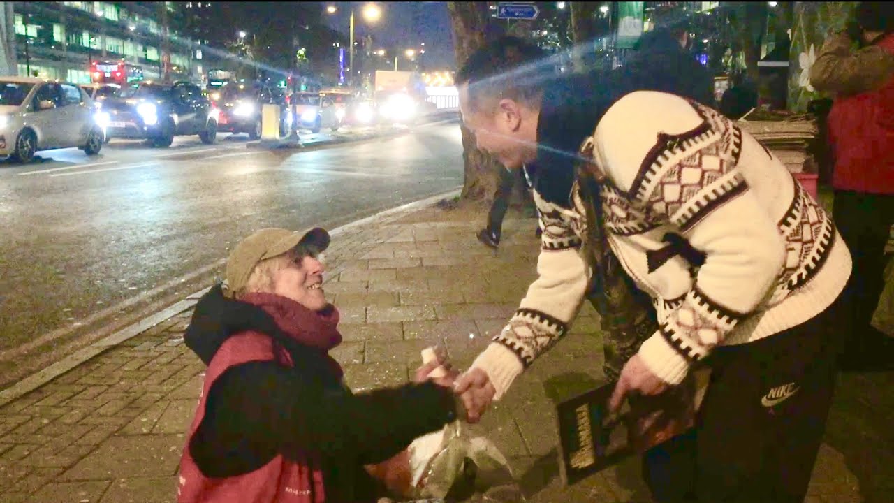 ⁣Helping The Homeless in Central London - Pay It Forward Christmas Special P1 - Tao Chi Kai