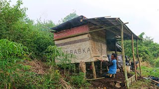 Pemuda Sukses ini Rela Bermalam Di Hutan Sendirian Menjaga Tanaman Di Pondok Kebun Kecil
