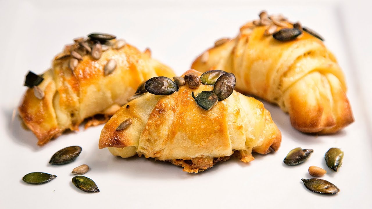 Jó társaság, egy pohár bor és... Füstölt sajtos kifli (Szécsi Szilvi)