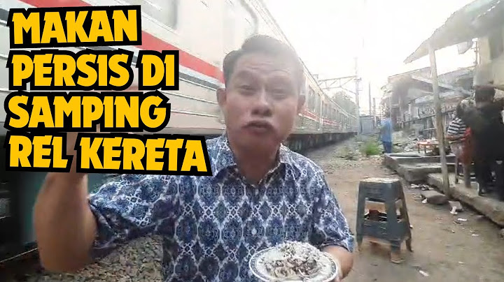 Gokil Banget! Warung Makan ini Persis Di Samping Rel Kereta!