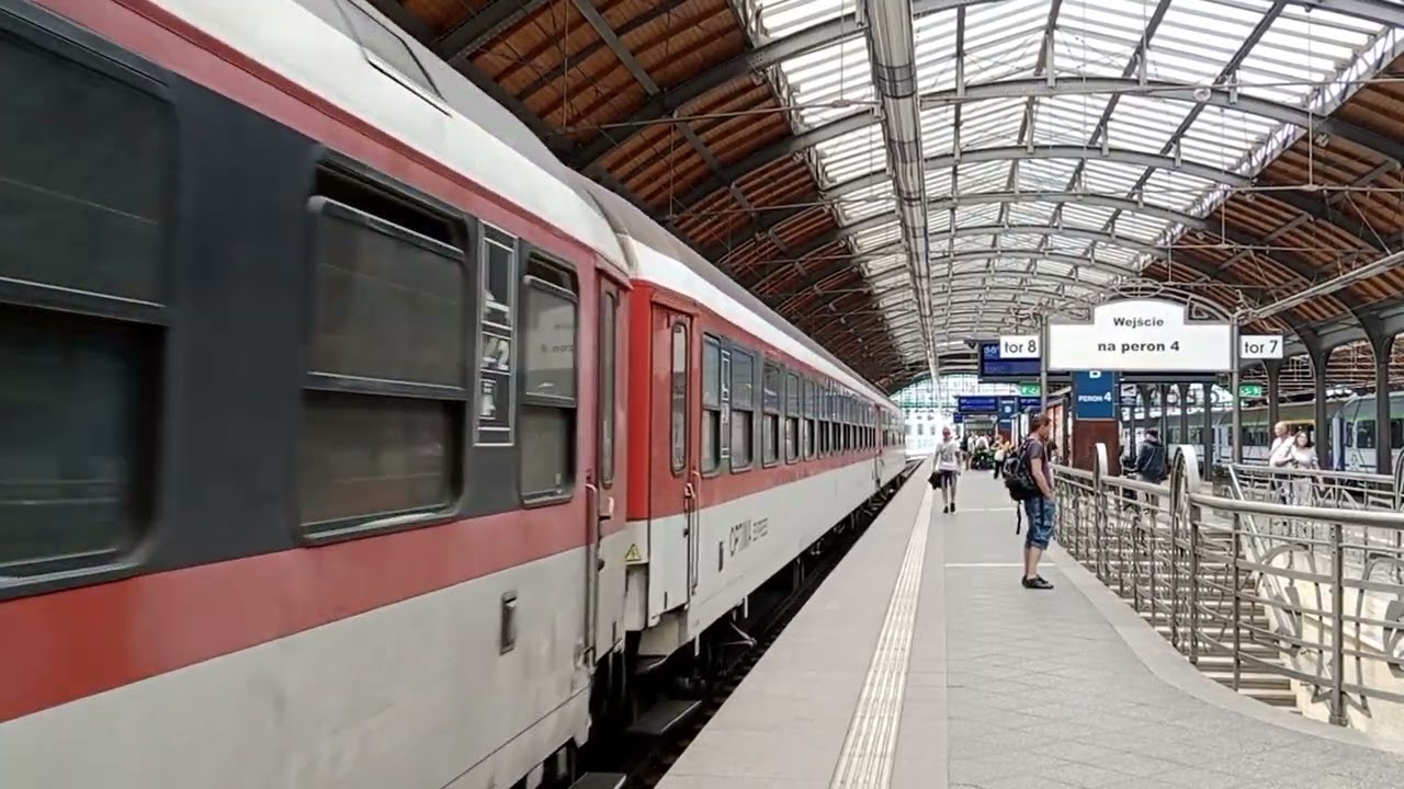 4E-004 z Pociągiem humanitarnym z hannover do Przemyśla odjeżdża z Wrocławia Głównego