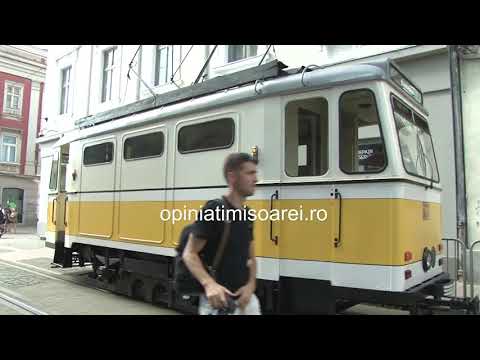 Sute de oameni la parada tramvaielor istorice de la Timisoara