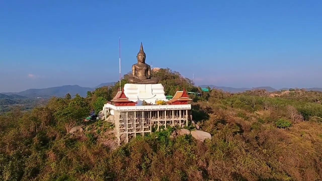 สายมูเชิญนะครับมาไหว้หลวงพ่อโสธรวัดเขาตะแบกศรีราชากันครับและเดินชมสะพานกระจก