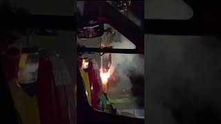 Motorista de aplicativo bate em rótula e carro pega fogo em Itajaí