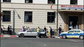 VIDEO: Scandal în fața Policlinicii Spitalului Județean din Sibiu - Copilă gravidă, obligată de tată să facă avort (EXCLUSIV) 1 video