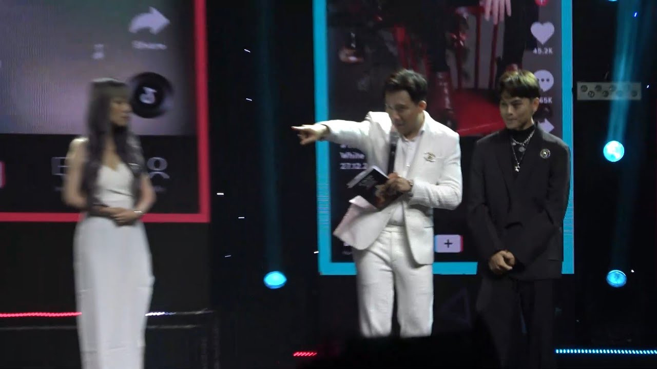 HariWon hét to nhắc nhở Trấn Thành trước mặt Ngọc Trinh, Chi Pu... khi chồng đang dẫn chương trình