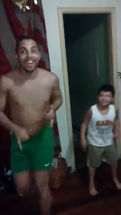Lucas e Jorginho dançando o passinho do colé colé