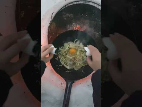 雪山で作るスタミナ焼きが最高！The stamina-yaki made on a snowy mountain is the best #shorts #easelartstudio #asmr