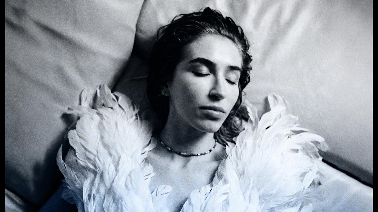 Amelia And – Pozimie (wizualizer)