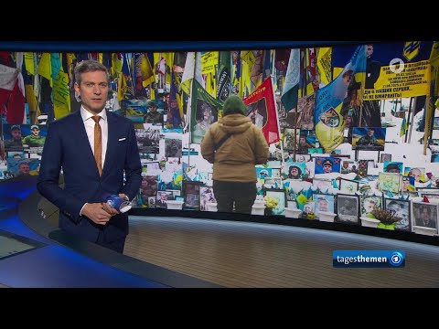 tagesthemen 22:30 Uhr, 23.02.2026

tagesthemen 22:30 Uhr

Weiteres EU-Sanktionspaket gegen Russland scheitert vorerst bei Treffen der Au&szlig;enminister, Auswirkungen des Angriffskrieges auf die Ukraine in Russland, Ausschreitungen in Mexiko nach Tod von Drogenboss "El Mencho", Weitere Meldungen im &Uuml;berblick, Film "Marty Supreme" &uuml;ber Tischtennisstar Reisman, Das Wetter

Korrektur:
Die Sendung wurde nachtr&auml;glich bearbeitet.
Wegen technischer Probleme konnten die Inserts im Beitrag von Silke Diettrich nicht ausgespielt werden.

#tagesthemen #2230 #Uhr #23022026