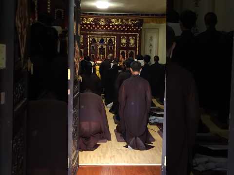 Утренняя молитва монахов 🙏 Сычуань, Китай 🇨🇳