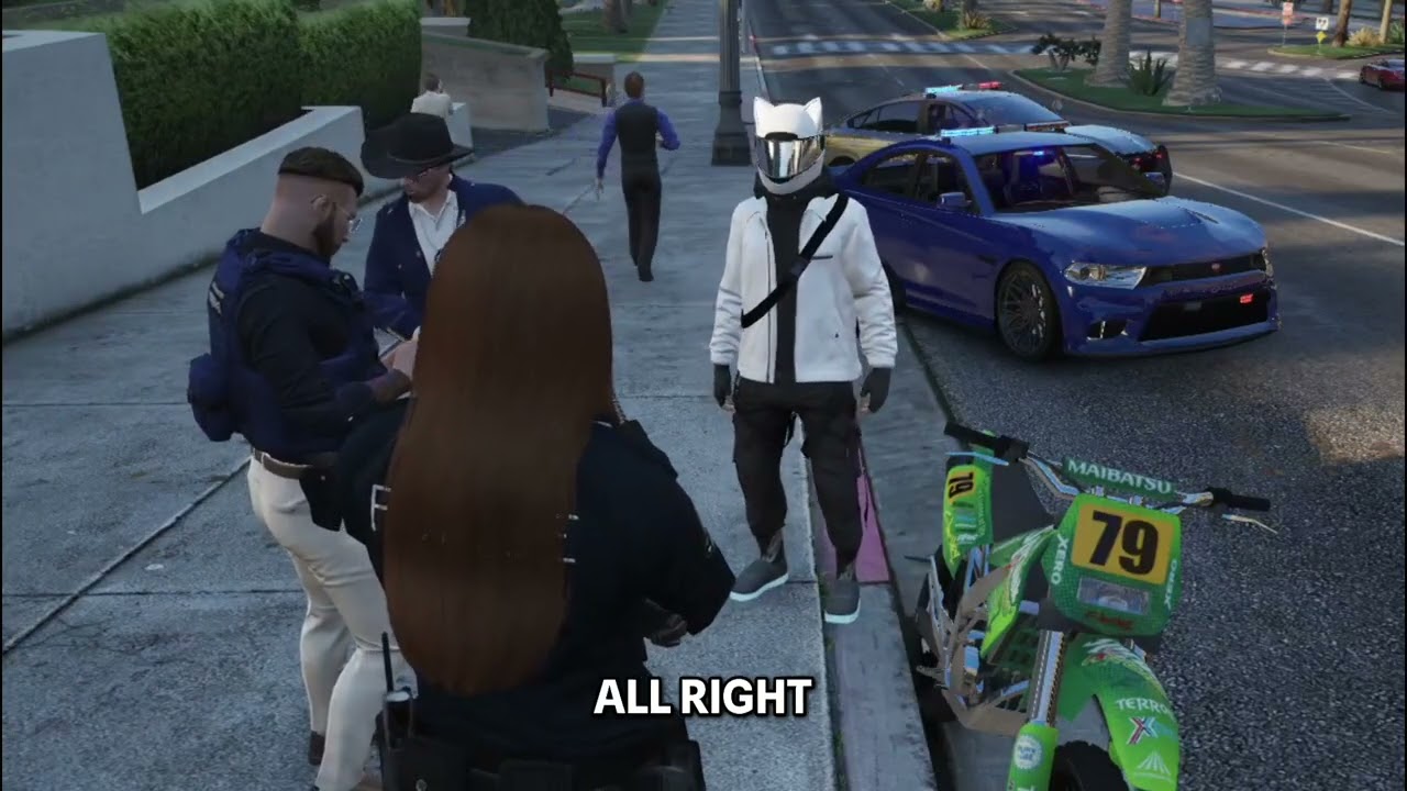 (Точка зрения ПОЛИЦЕЙСКОГО) Юно УМЕЛ уклоняется от вопросов полицейских после ограбления