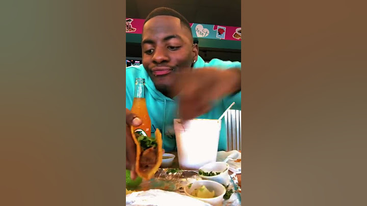 Afroamericano adicto a los tacos, prueba por primera vez los de birria.