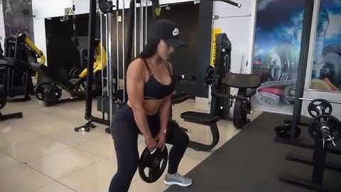 Agachamento Sumô com anilha