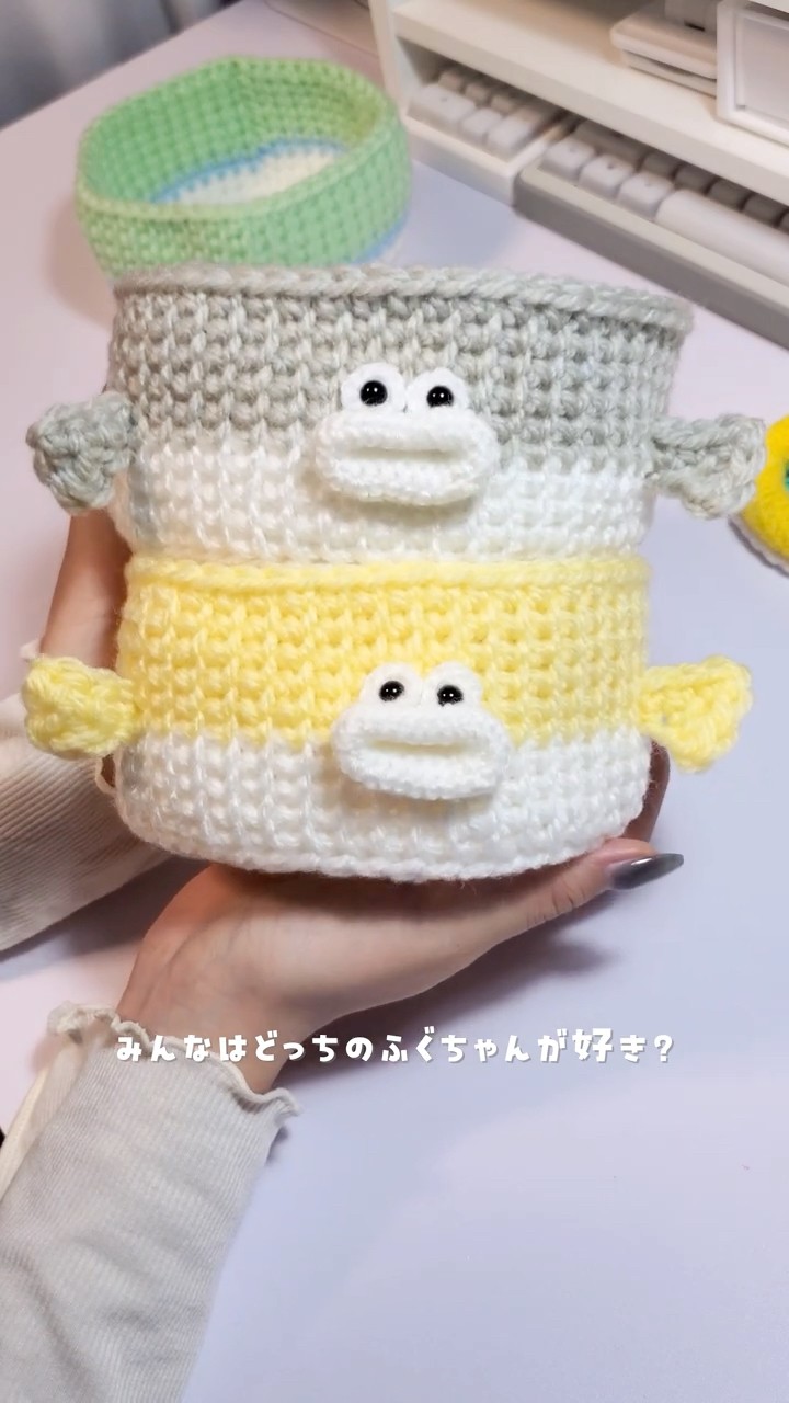 Knitting a yellow pufferfish yarn holder #OhashiMonster #Crochet