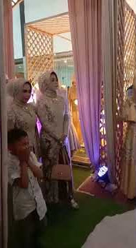 Pernikahan terunik diiringi musik terompet