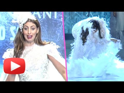 Shweta Bachchan Nanda Almost Falls On Ramp | Catwalk Blunder