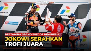 Jokowi Serahkan Trofi Juara MotoGP Mandalika 2022 ke Miguel Oliveira