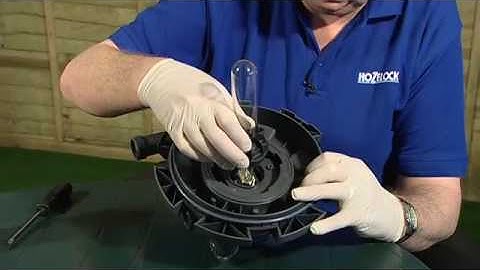 Changing a Hozelock Bioforce bulb