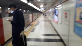 なんとなく電車：東京メトロ新宿御苑前駅：丸ノ内線荻窪行き到着光景