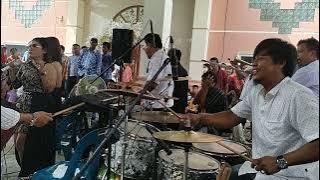 live Band relasi musik Balige (bersama 2biduan cantik yg mmbuat suasana semakin ramaii..goyangg 😀