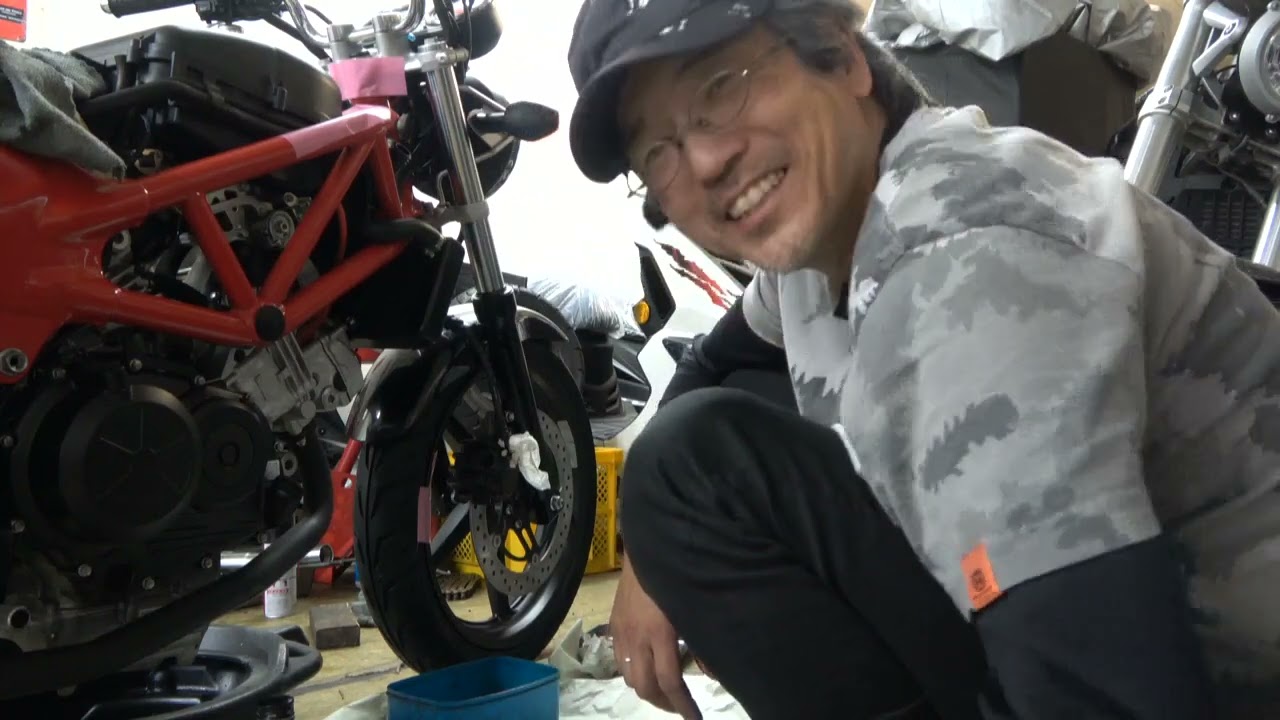 VTR250 FI フロントブレーキの整備をしながらの話 - YouTube