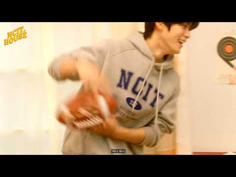 [NCT 재현] 쿼터백 정재현 시선페이크 치면서 공 흘리기 과몰입