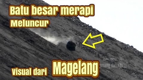 Visual batu besar meluncur dari puncak merapi