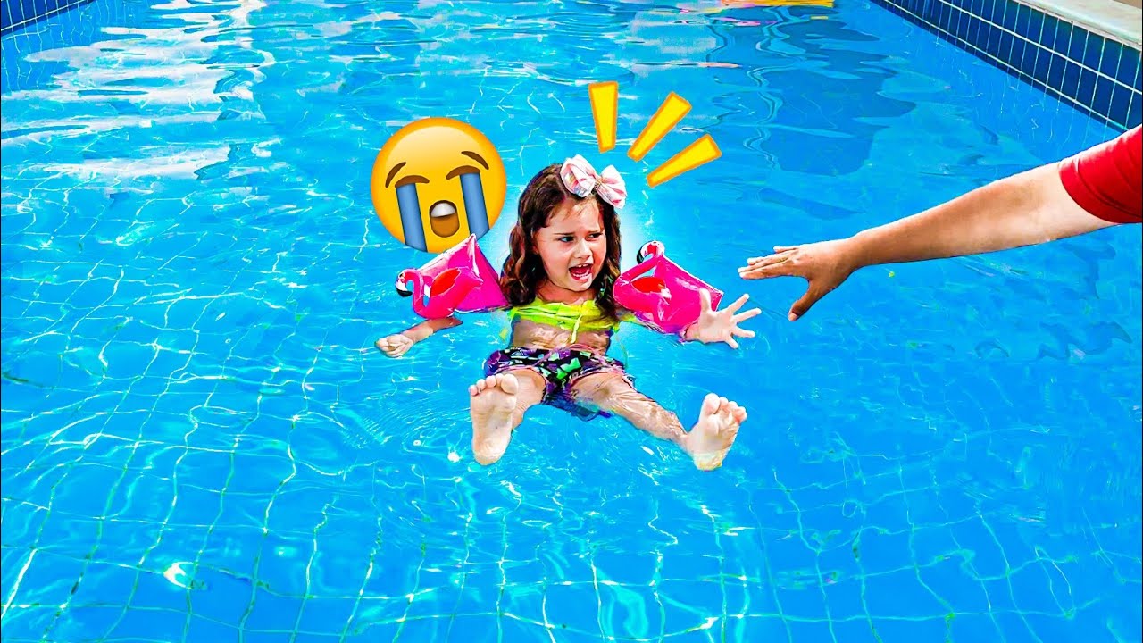 LAYRA APRENDE A NADAR SOZINHA NA PISCINA FUNDA!