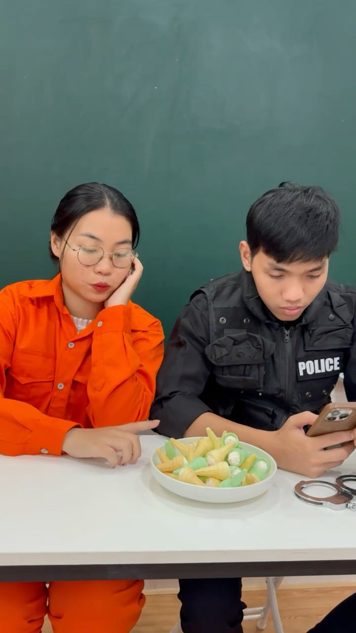 Su Hao comedy: steal ice cream from police ?