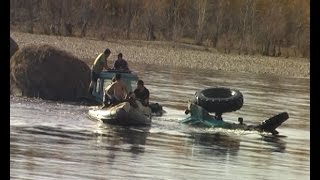 Трактор утонул! Спасаем трактористов!