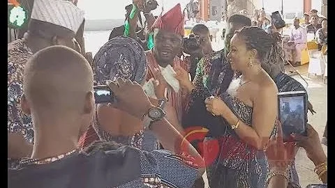 Doris Simeon Sprays Money On Yomi Fabiyi & Bisola Oke As She Storms The Stage To Dance With Them