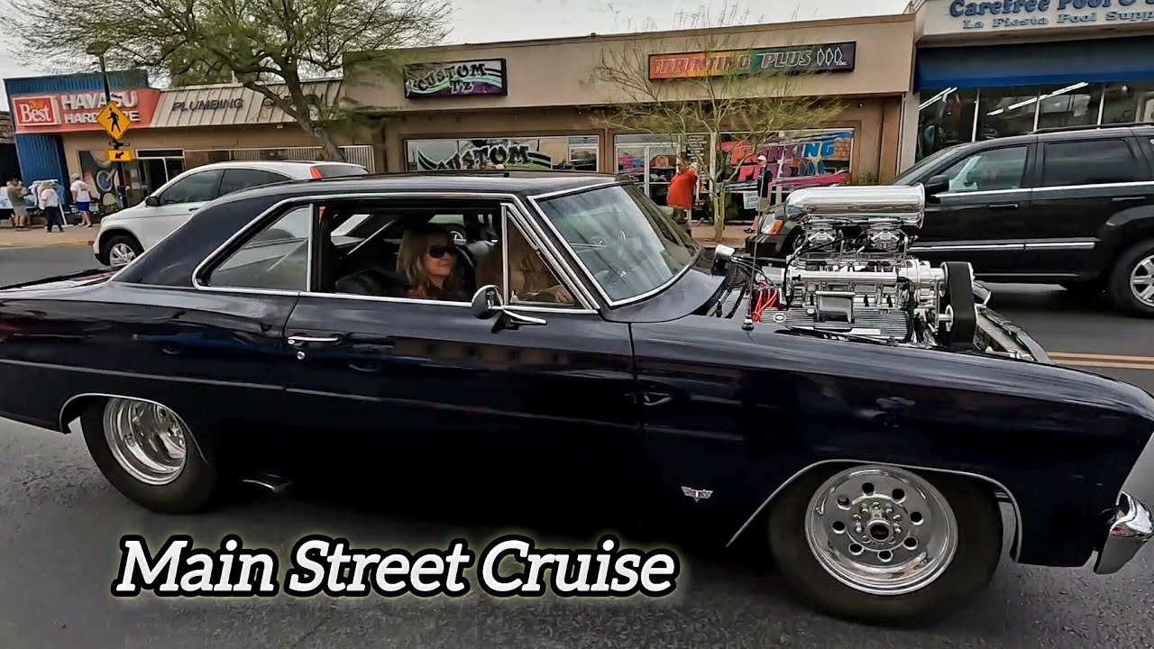 Главная улица, захваченная хот-родами, озеро Хавасу, каждый четверг.