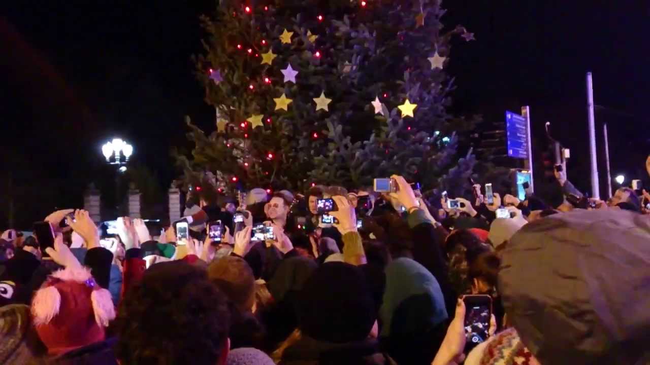 Bono singing at Grafton street - Christmas 2013 - YouTube