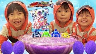 キュウレンジャーびっくらたまご★変身ごっこ遊び★お風呂おもちゃで遊ぶ仲良し兄弟brother4　kids Bath Toy