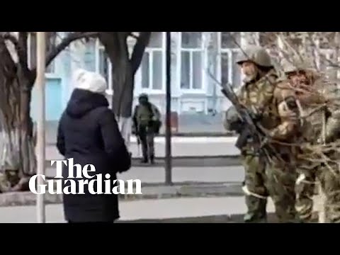 Ukrainian woman offers seeds to Russian soldiers so 'sunflowers grow when they die'