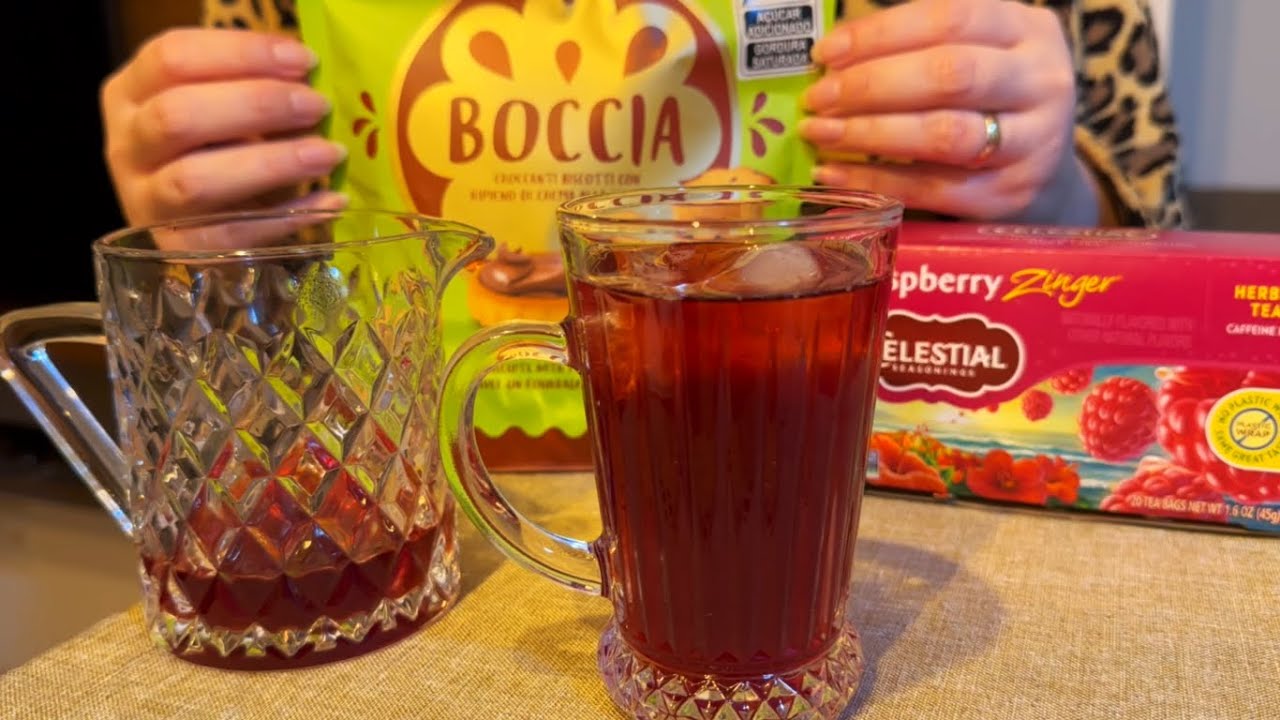 ASMR: FAZENDO CHÁ GELADO DE FRAMBOESA 🧊🌸 + COMENDO BISCOITO RECHEADO COM CREME DE AVELÃ (CASEIRINHO)