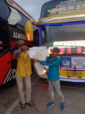 Download lagu LAGI JOGET DIKASIH HADIAH DARI OM TOMI🙏😁😁#SHORTS#APRILIA STYLE#putera utama#bus #basuri #busmania