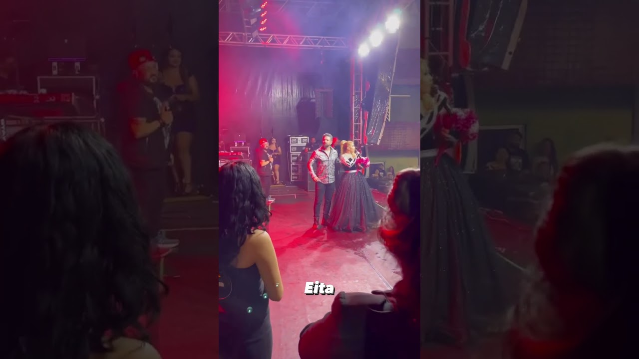 Yasmin e Natália, filhas da Joelma, no palco da mãe
