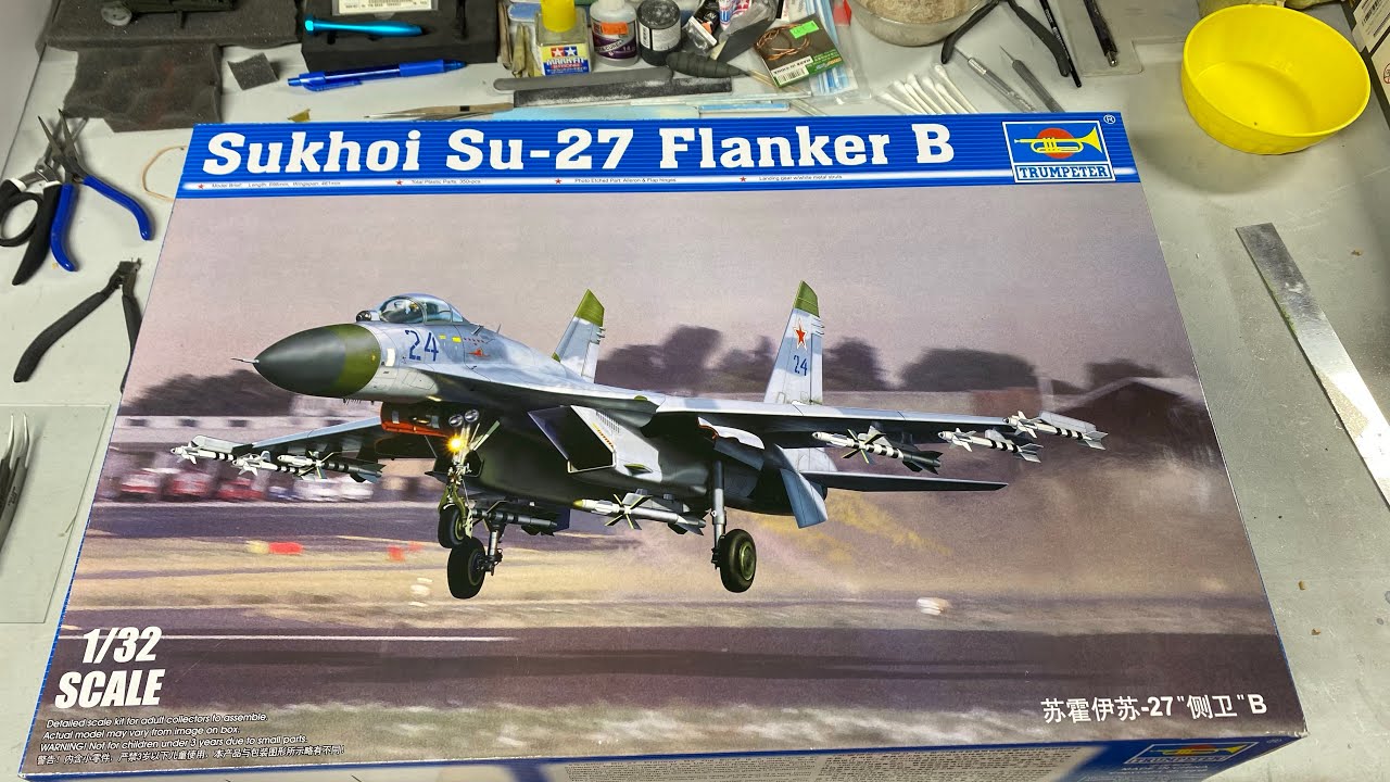 Sukhoi Su27 Flanker B Russian Fighter 1/72 Trumpeter