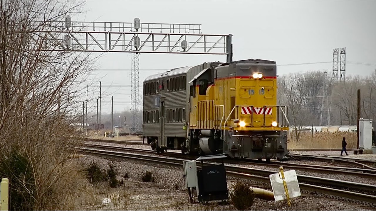 Rainy day railfanning at West Chicago Ft. lots of horn shows and a truck vs gate incident (3/27/25)