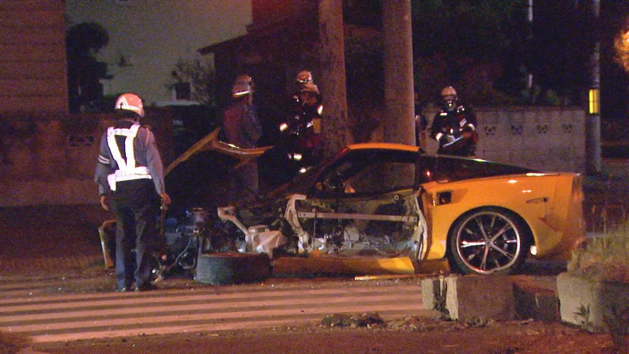 車が大破 衝突事故の弾みで中央分離帯に激突 Htbニュース Youtube